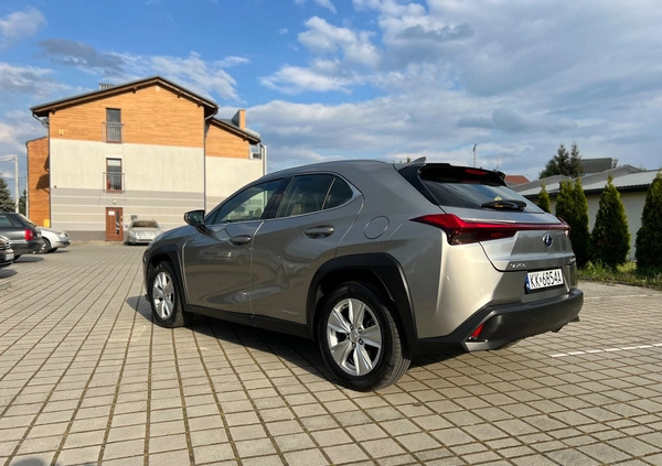 Lexus UX cena 103999 przebieg: 89000, rok produkcji 2021 z Rzeszów małe 562